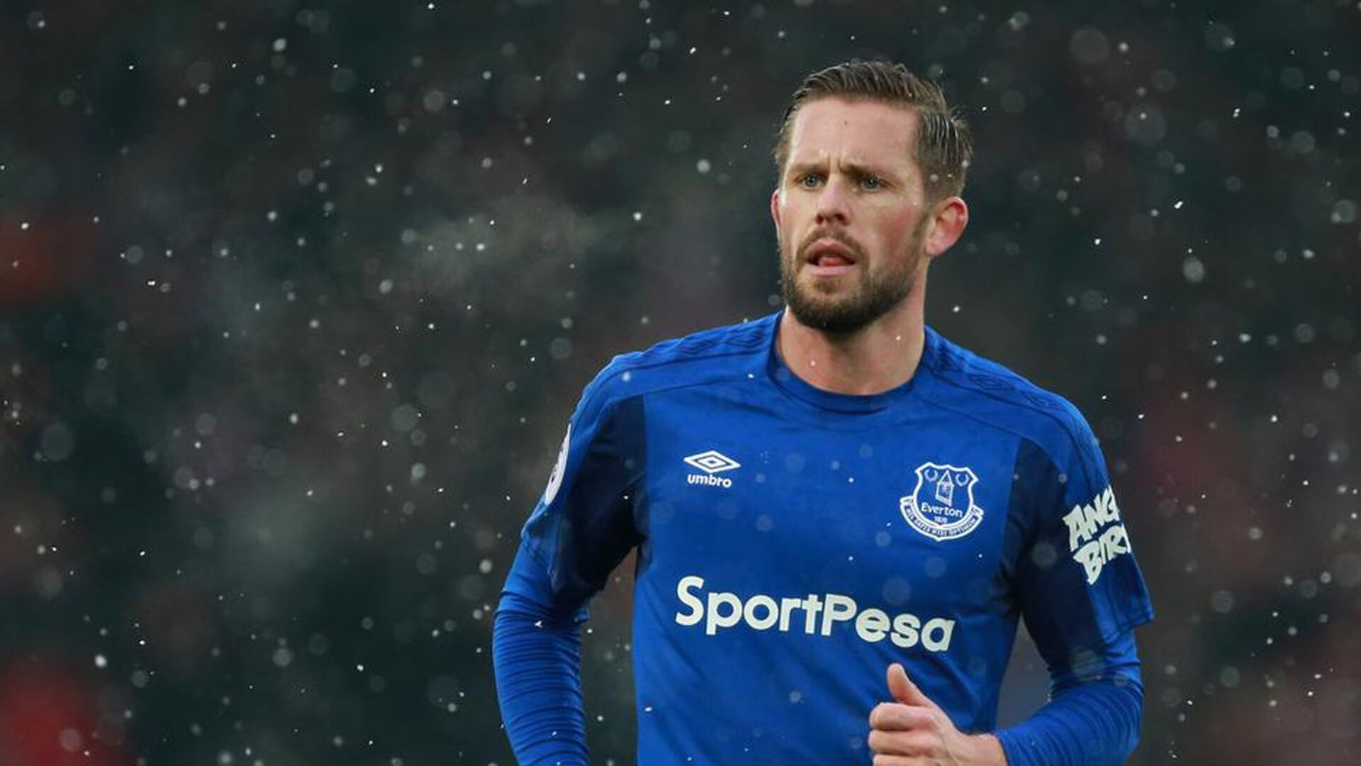 _现场现场：比赛激战，欢呼声不断_，比赛场面激烈