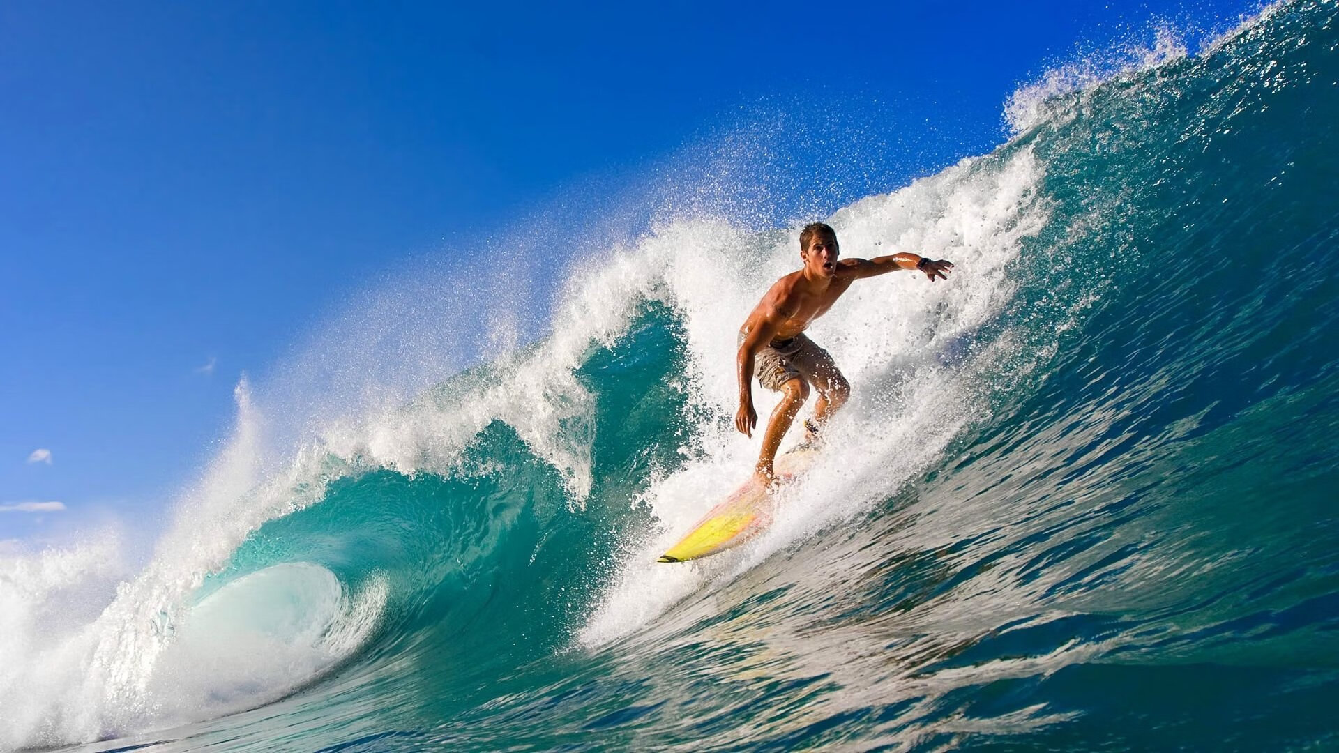 九游官网下载电脑版-青少年足球比赛现场火爆，现场观众热情高涨气氛热烈，青少年足球比赛海报